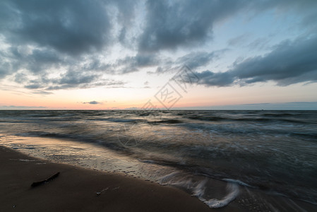 红橙色的夕阳在海边有多背景图片