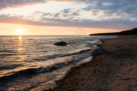 红橙色的夕阳在海边有多背景图片