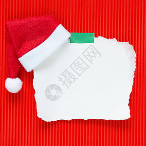 红色背景与圣诞老人帽子图片