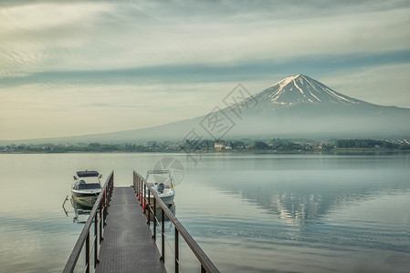 日本河口湖的富士山和码头图片