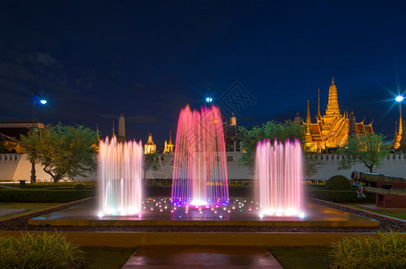 泰国曼谷大宫殿背景清晨时间的自来水工程图片素材