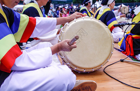 在节日场地演奏的传统韩国鼓图片