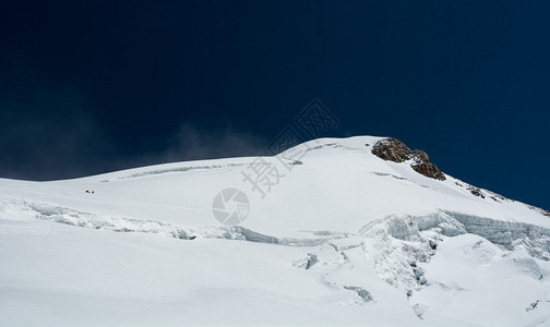 被雪覆盖的山脊蒙特罗莎地块图片