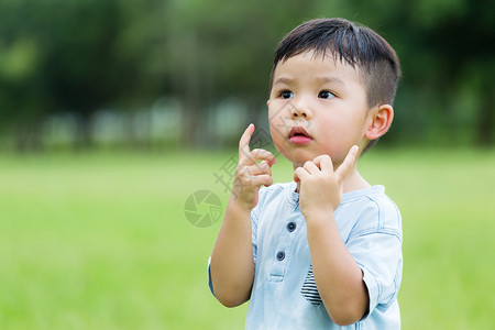 可爱的亚洲小男孩两根图片