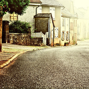 晨雾中的法语村街古时风背景图片