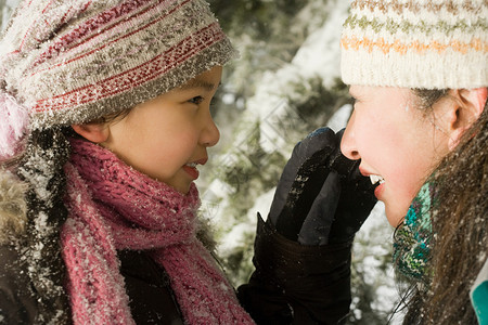 雪中的女孩和妈图片