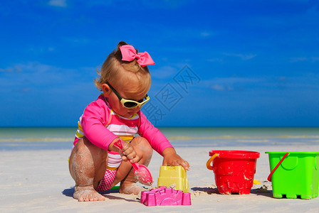 在热带沙滩玩具的可图片