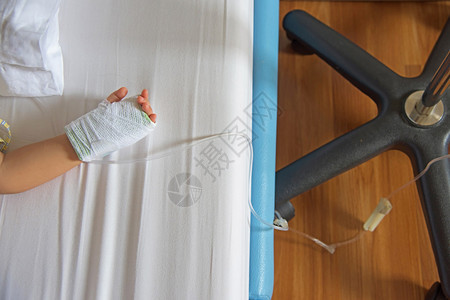 医院儿童床上的盐碱静图片