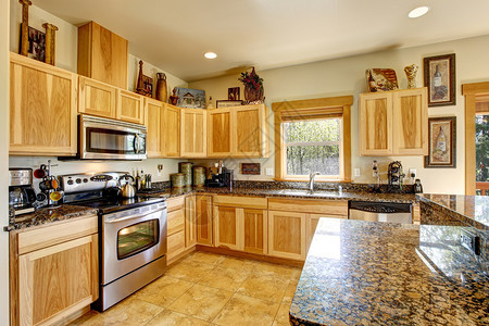 现代的日间厨房有漂亮的瓷砖地板和伟图片
