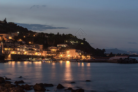 夜晚的海滨街道和老建筑图片