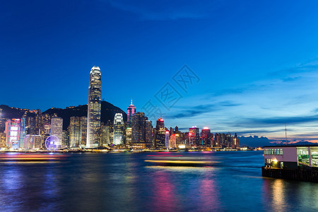 香港城市天际线在晚上图片