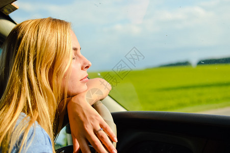 半张脸的特写照片年轻漂亮的女士在汽车里等待着在夏日户外背景图片