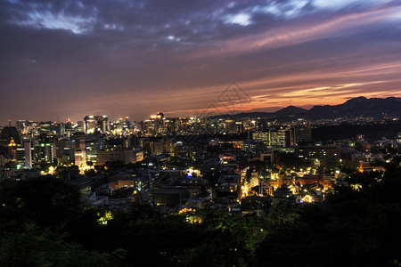 公园夜景NaksanPark日落和首尔市的夜景NaksanPark在韩国南部河南Daehangnohwa站附近的Hye背景
