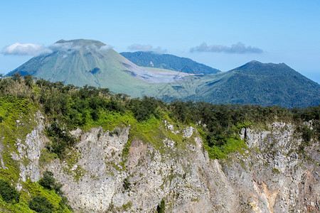 印度尼西亚苏拉威西岛上的马哈乌火山的破火山口有一个很小的火山口湖西太平洋的这一部分图片