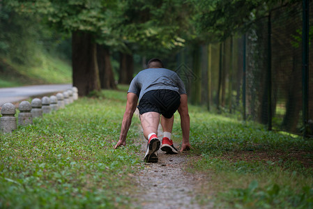 男员赛跑者在起跑线上准备好跑步和冲刺健身康图片