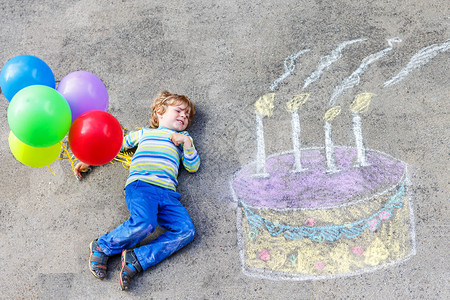 快乐的小男孩玩得开心的生日蛋糕图片图片