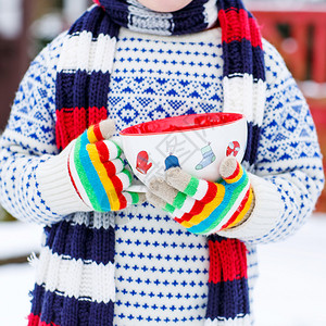 在户外有雪背景穿着冬季毛衣帽子温暖的长围巾和创辉手套的男孩在寒图片