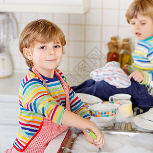 洗碗孩子们在做家务时很开心室内图片