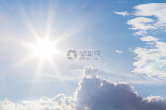 蓝色天空中带云的蓝云中的自然透镜照图片