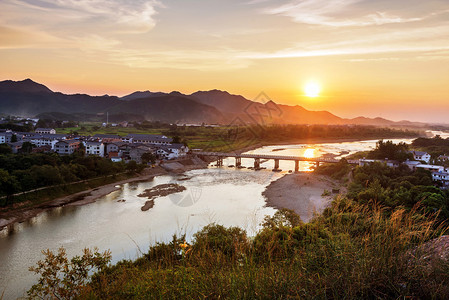 夏日英当龙福山景图片