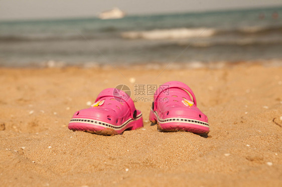 巴拉顿湖沙滩上的沙滩拖鞋图片