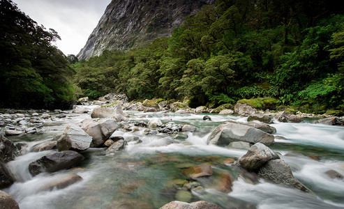 新西兰南岛风景与山区河流和岩石背景图片