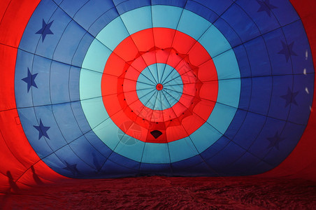 在一个五颜六色的热气球里面图片