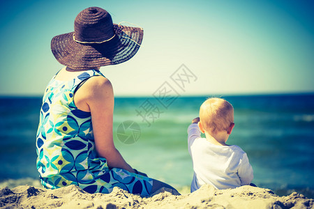 小孩子与母亲在海边的老式照片从后面拍摄的婴儿和母图片