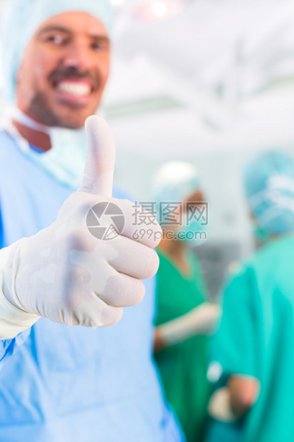 手术室中的手术团队或为患者进行手术的诊所的手术室图片