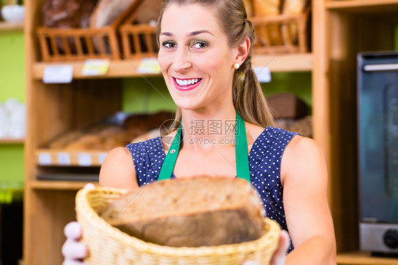 有机超市面包店的女面包师图片
