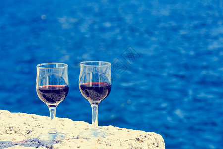 两杯红酒背海暑假图片