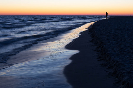 在波兰拍摄的波罗的海岸日落景观后的美丽图片