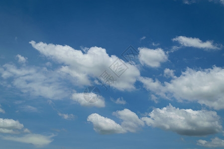 蓝天白云的自然云景背景图片