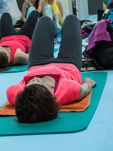 Gym的橡胶薄膜上妇图片