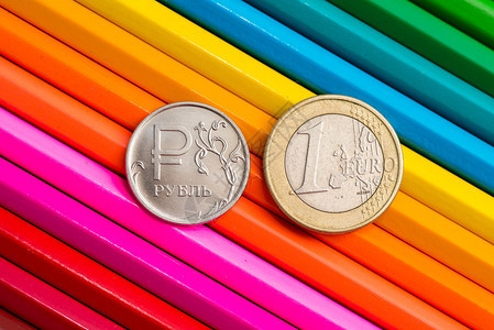 彩色铅笔上的欧元和卢布硬币秋季汇率图片
