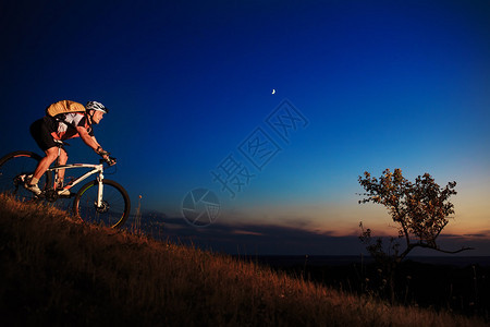 日落时骑自行车和骑摩托车骑图片