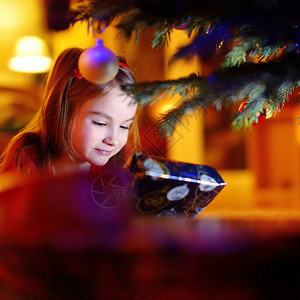 可爱的小女孩在圣诞前夜在家的圣诞图片