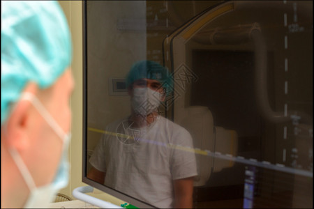 手术室麻醉师在手术前对证词进行研究图片