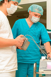手术室的麻醉师在手术前为紧急复苏准备设图片