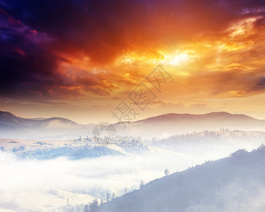 阳光照耀的美丽绿色山丘戏剧晨间风景喀尔巴阡山图片