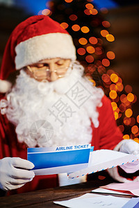 圣诞老人将机票放入信封图片