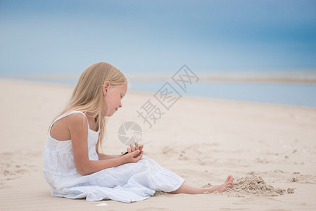 海滩的英俊的女孩图片