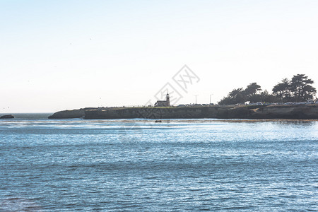 从圣克鲁斯码头看灯塔点图片
