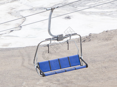瑞士雪山上空的滑雪缆车图片