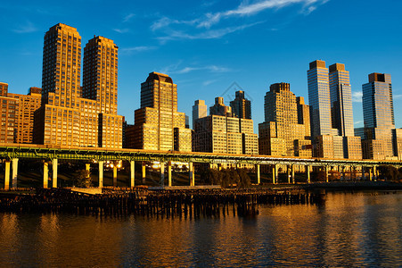 日落时的纽约市河滨社区图片