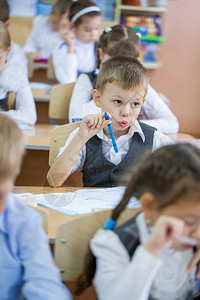 小学生坐在他们的课桌前背景图片