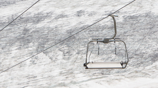 瑞士雪山上空的滑雪缆车图片