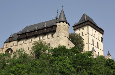 卡尔施泰因城堡门户和瞭望塔卡尔施泰因城堡是一座著名的哥特式城堡图片
