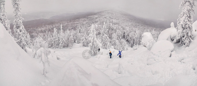 山地和雪地的风景图片