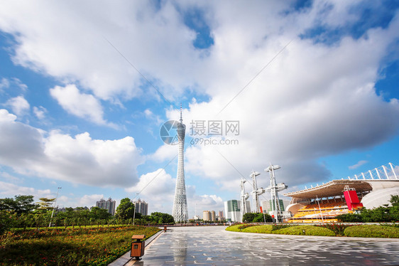 蓝色天空下的空现代广图片